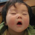 在宅ワークおかまいなしでお子は泣く。