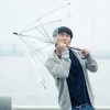 息子に気を遣われる母。